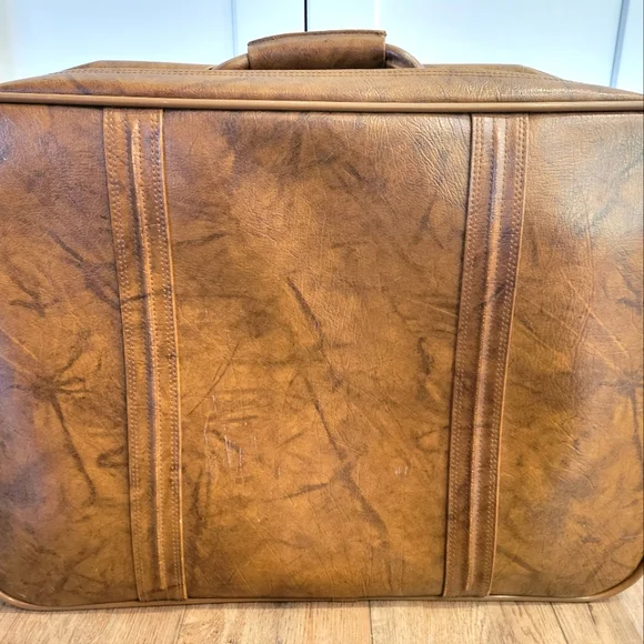 Vintage Suitcase - Picture 1 of 8